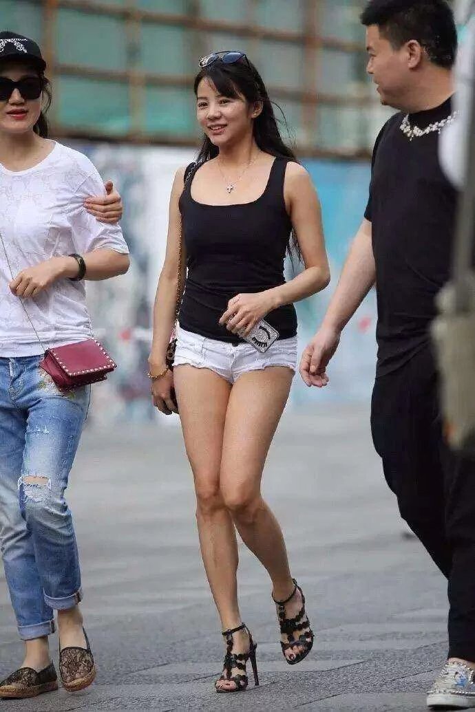 穿紧身短裤的气质辣妈，短短的凸显腿型，是不是太短了？