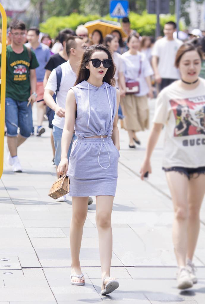 路人街拍：穿黑短裙的小姐姐，身材再好，也要注意看路啊