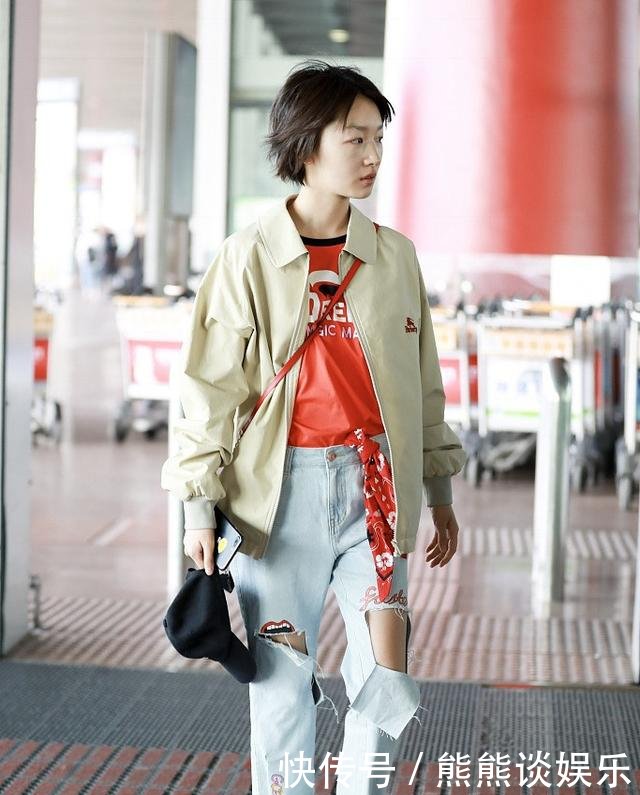 白百何出席活动，长发披肩气质优雅，牛仔裤上挂丝巾时髦炸了！