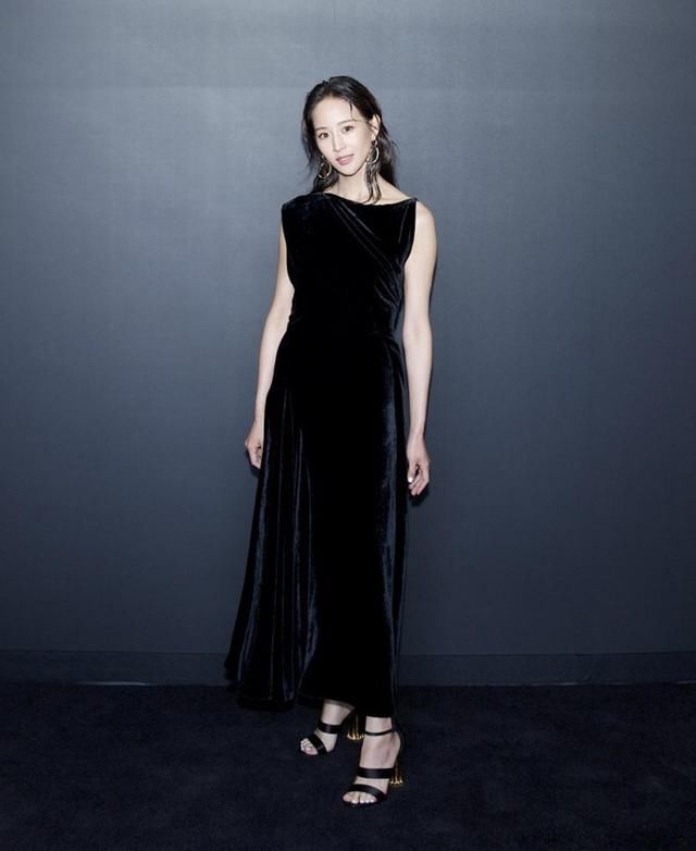 张钧甯不穿紧身裙，还真不知道她胯那么宽，网友：脸好看就行了