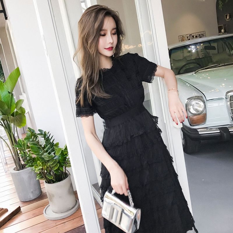 哇塞!53岁婆婆真敢穿!素色修身连衣裙+小高跟，高贵还显年轻