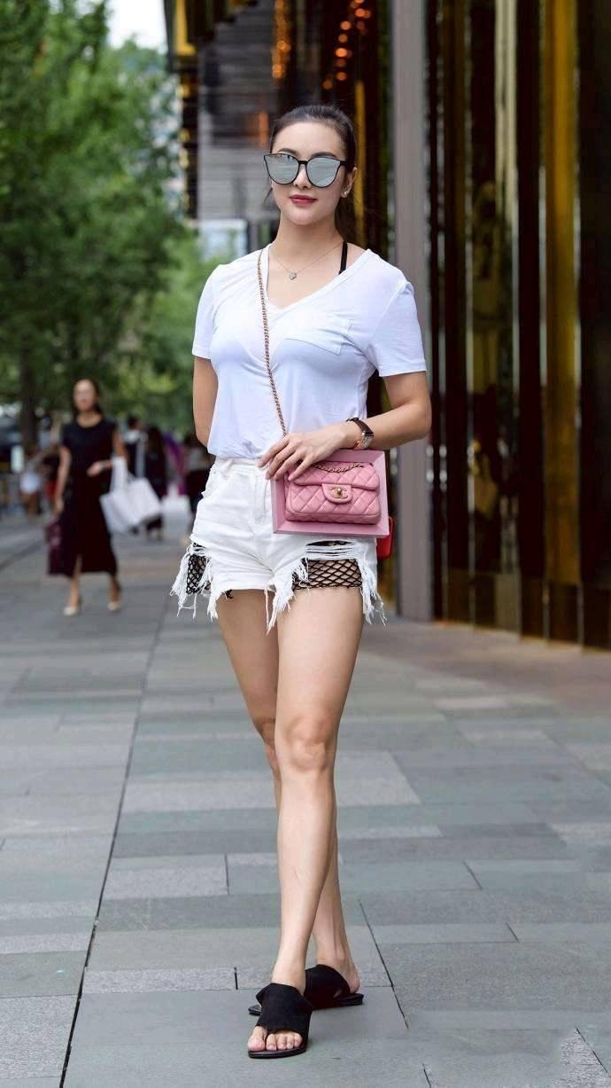 街拍:这对姐妹花出街都选择了短裤,可见夏天短裤是有多火!