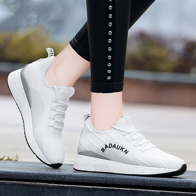 别再傻傻穿磨脚的高跟鞋了，女神都在穿运动鞋，舒适柔软逛街必备