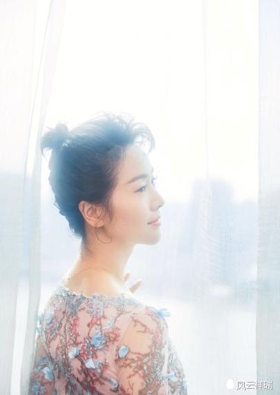 左小青穿着裸色透明裙真的很美