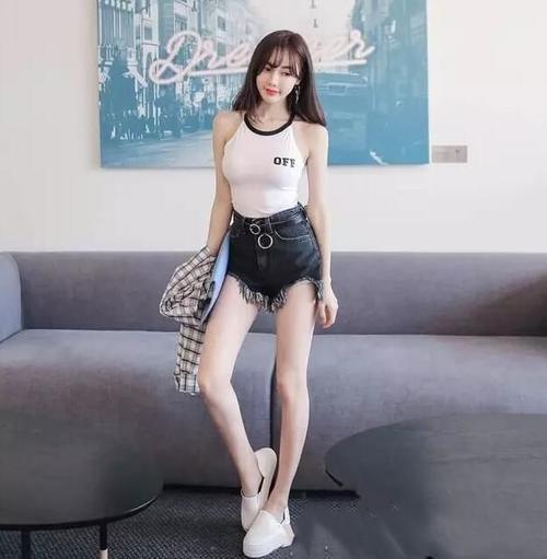 白皙漂亮的牛仔裤美女,曼妙身材十分引人注目!