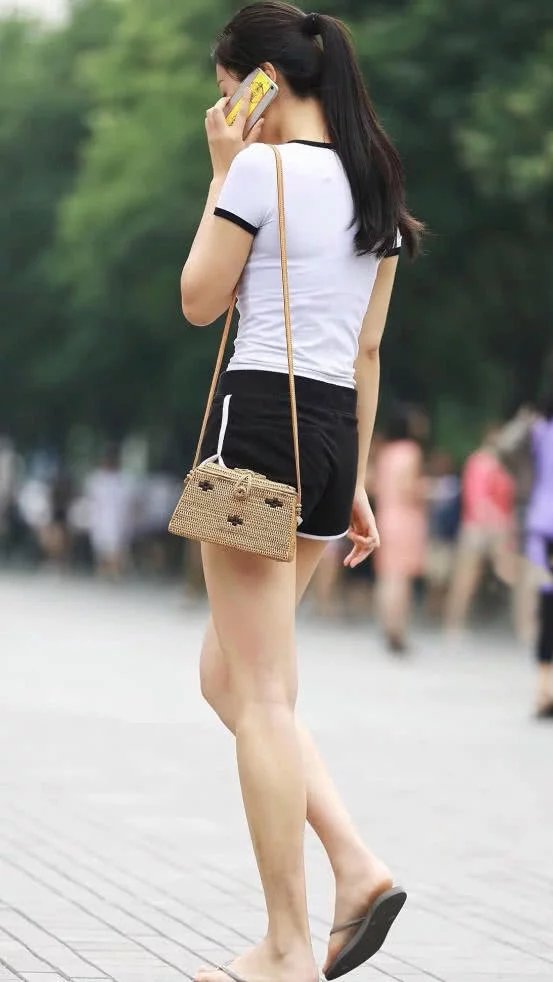 活力满满的小姐姐回头率颇高，小姐姐销魂的一眼，成了最大的亮点