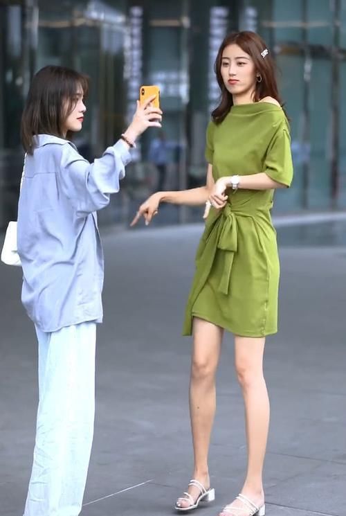  『美女』美女打扮女人味十足，清纯摄影助理亮了，刚高考完的学生吧？