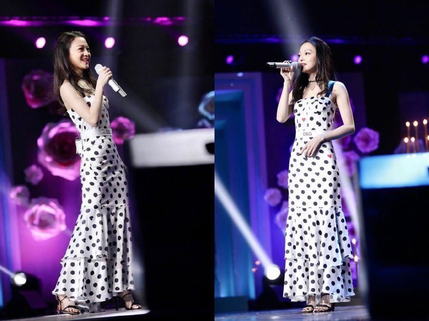 同戴圆框墨镜，张韶涵变复古摩登女郎，周迅却像算命先生!