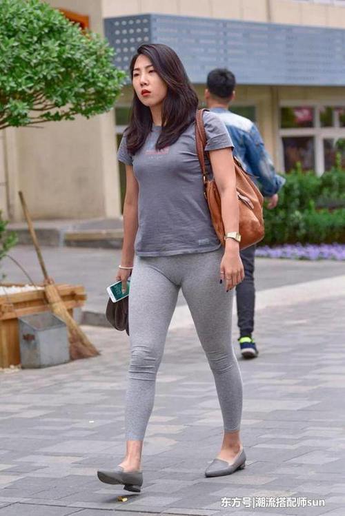 街拍：图1Gaga裤子亮了，“三角区”抢镜！图2穿秋裤出门？