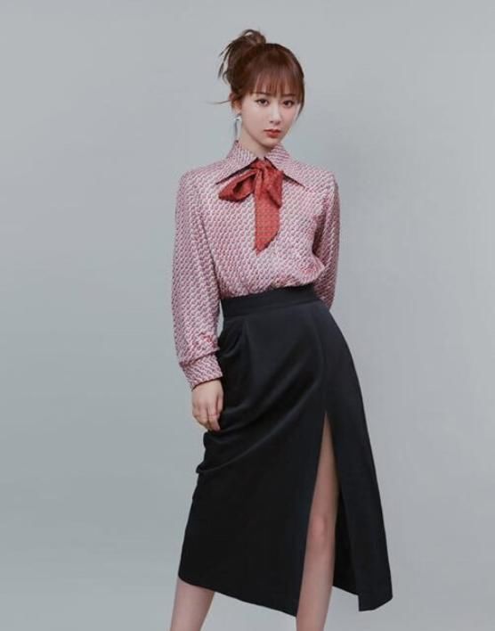  「轻女孩可以」杨紫颜值高真任性,穿一条白色连衣裙气质出众,意外穿出高级感