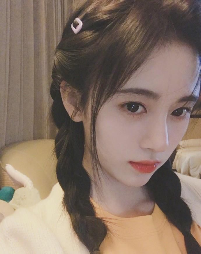 矮个■鞠婧祎小矮个也是挺漂亮的！谁说身材娇小兜不住西装？这样真帅