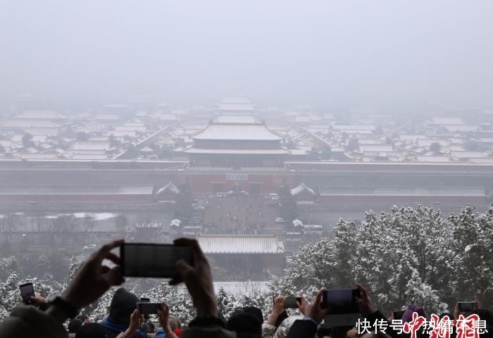  「二场雪后」北京迎来今冬第二场雪 市民纷纷拍照留念