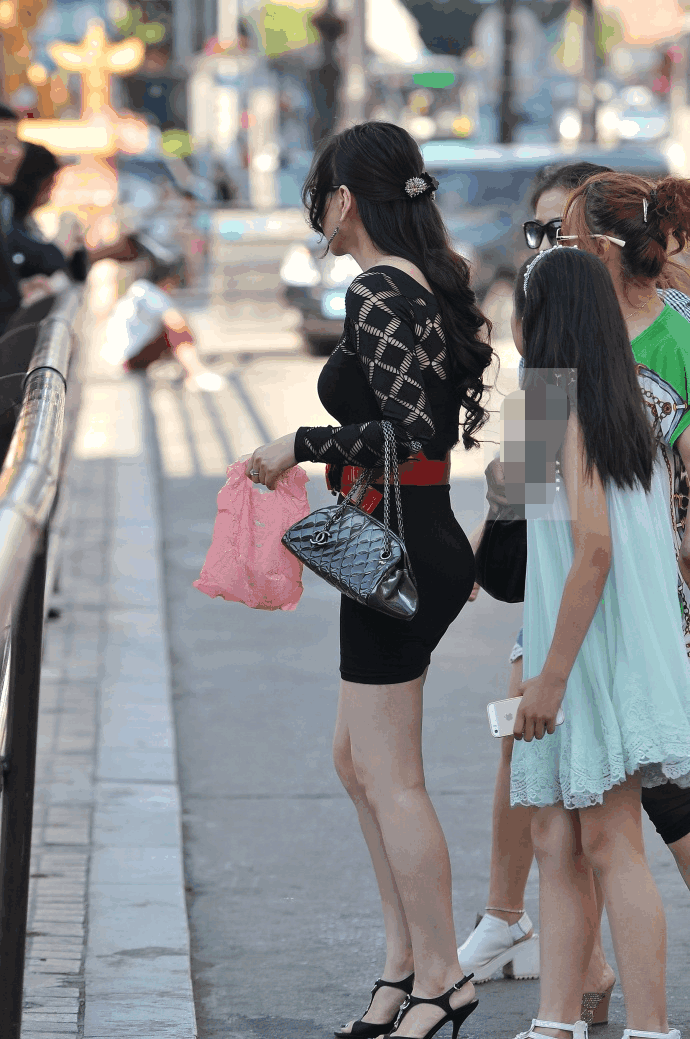 街拍: 白色蕾丝凸显火爆身材, 第三位小姐姐好性感