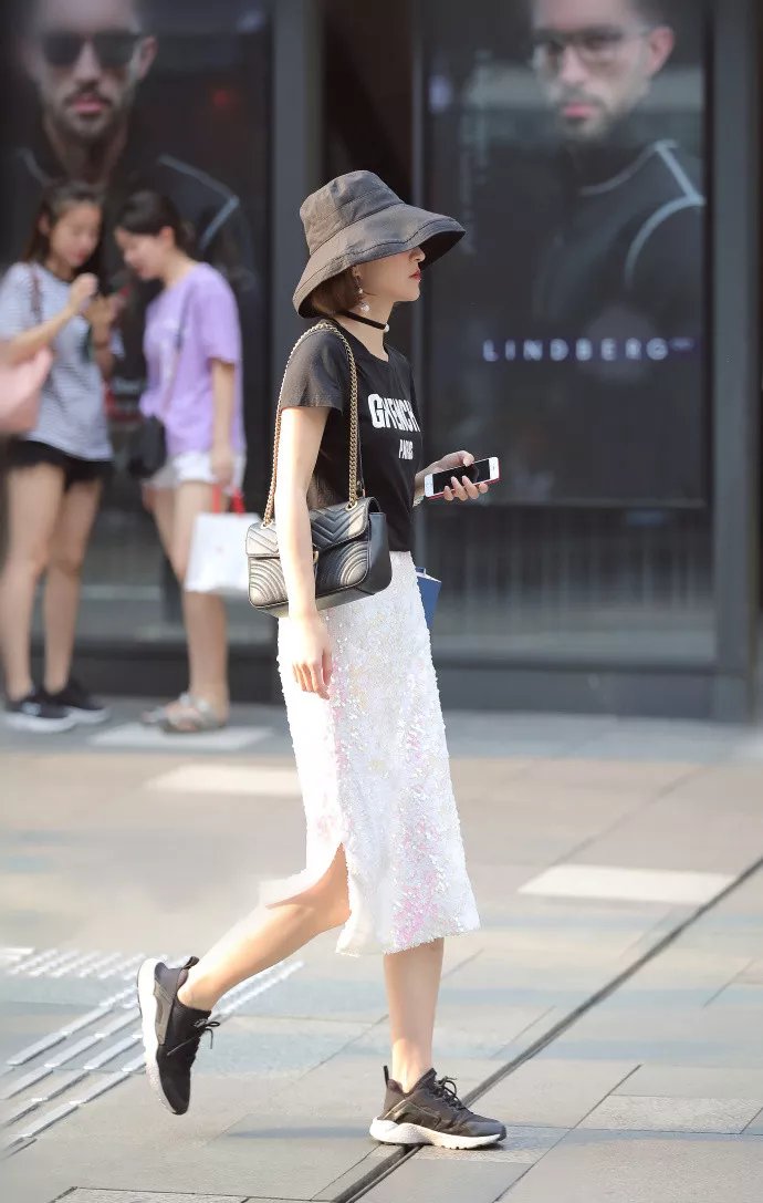 ?街拍 : 身材微胖的小姐姐穿着修身，凸显好身材，笑容令人心动