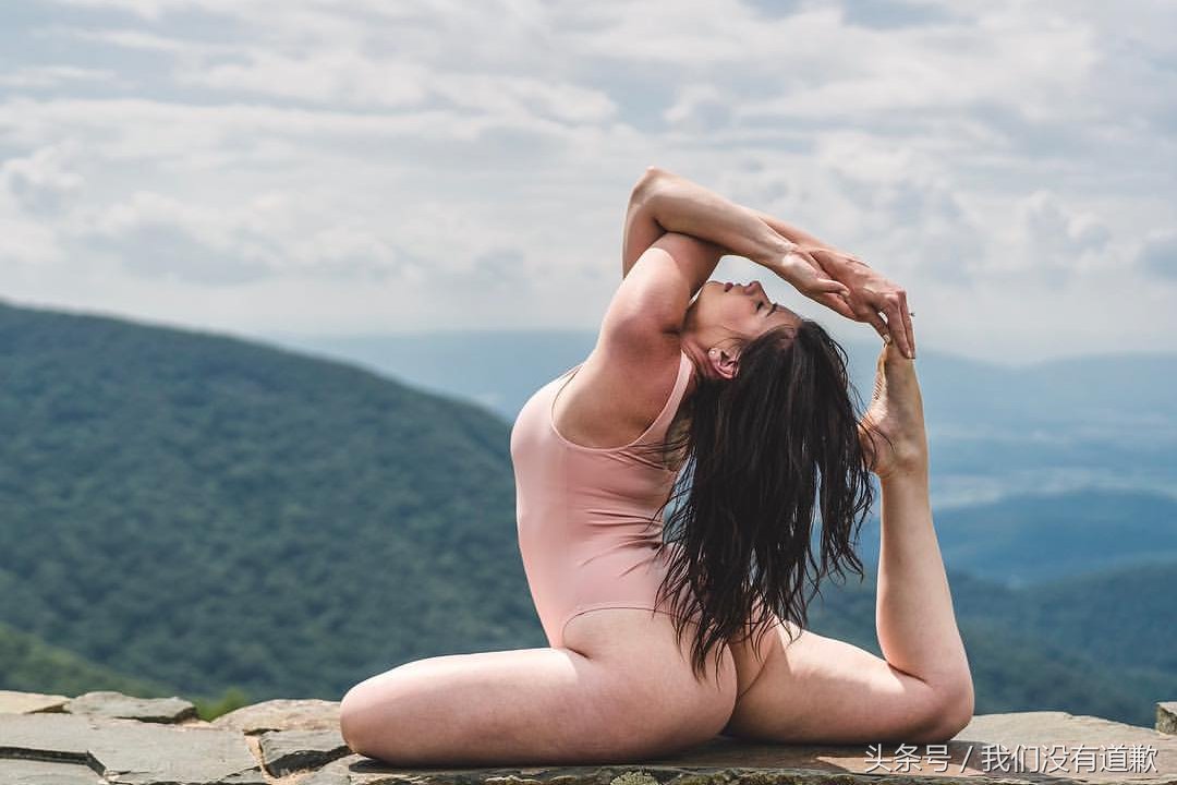 135斤的辣妈练习瑜伽，丰腴却不油腻，气场满满好似女王
