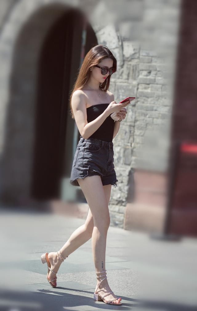 路人街拍，几款修饰身材的穿搭参考，让你美的气若幽兰!