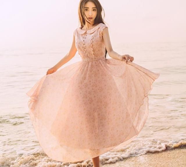 淑女的女孩最惹人爱,无袖大摆连衣裙穿出淑女气质,美丽又大方