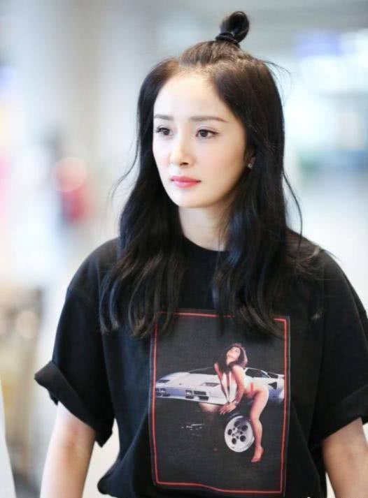 张丹峰机场的T恤图案萌，而杨幂之前现身穿的这件就不好评价了！