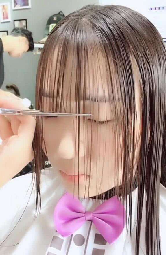小眼睛女孩换发型, 剪了个刘海, 整个人的气质都变了