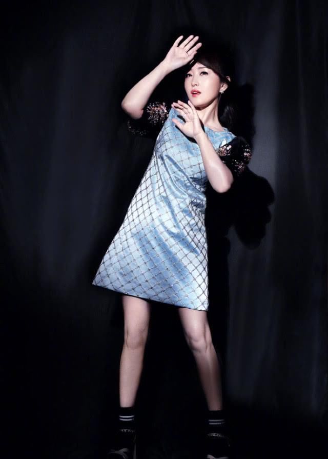 [ 杨钰莹]驴蹄凉鞋配长袜这时尚真难懂，多亏裙子救场，杨钰莹也有失手时候