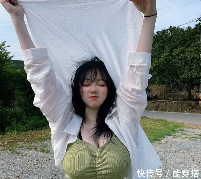  身材：美女街拍颜值很高的小姐姐，穿搭吊带裙，显得身材十分曼妙