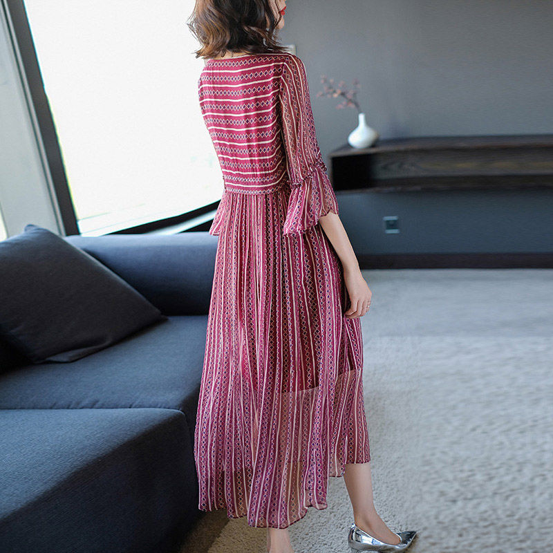 女人胆子越来越大了，短裙不穿安全裤，却从不怕走光!美丽又性感