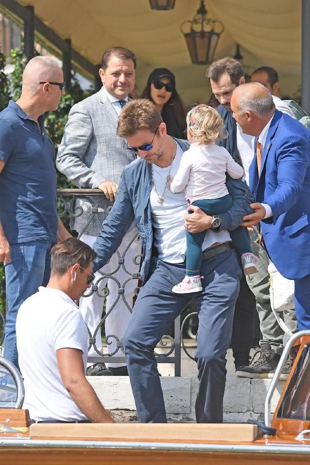 伊莲娜穿睡裤离开威尼斯，竟一点不丑，比硬凹造型的乔治娜有气场