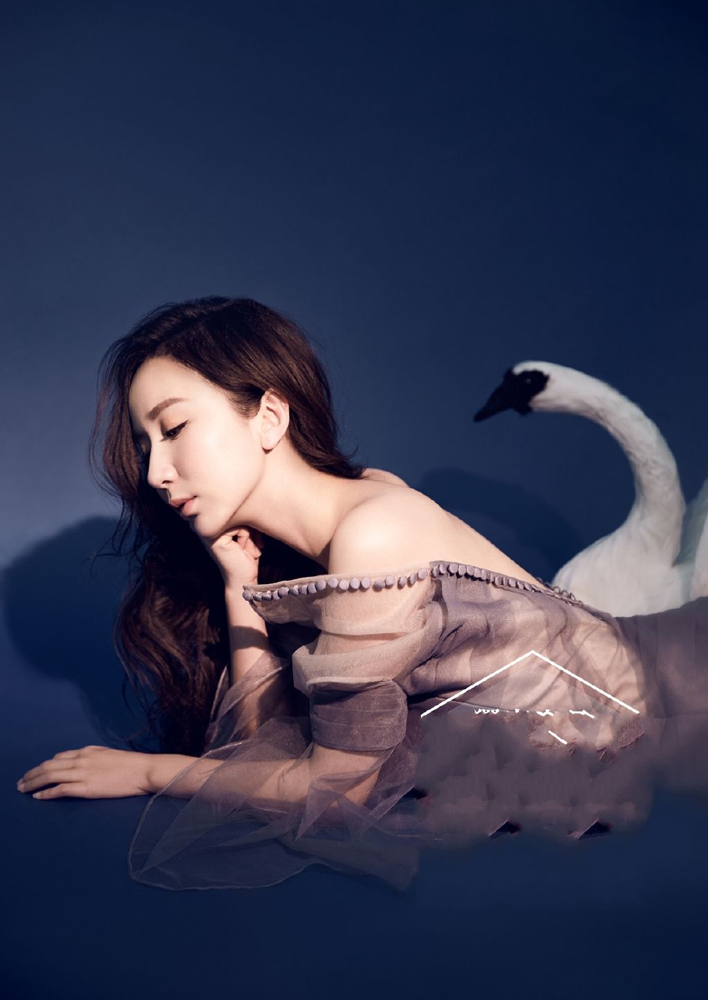 娄艺潇穿露背开衩裙，暴露了一双惊艳的美腿!