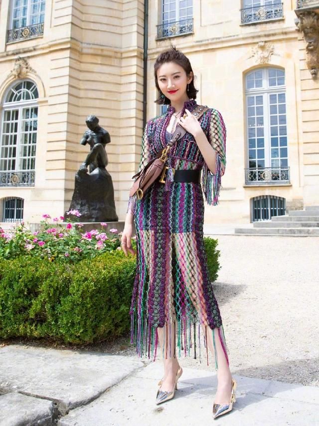 景甜越来越敢穿了，短裤外面套渔网裙，网友：小性感的民族风！