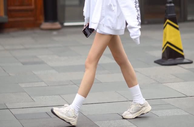  「少女」吃土少女最爱，如何花小钱穿出不输大牌的时髦效果？来一双白袜！