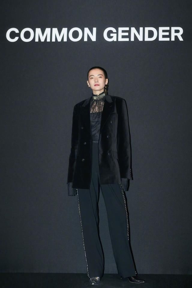 最帅女星李媛，蕾丝吊带别样风情，动作豪放，隐私部位要包包遮挡