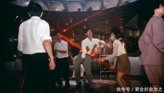  「经济」90年代深圳老照片： 经济发展迅速, 街头随处可见大哥大