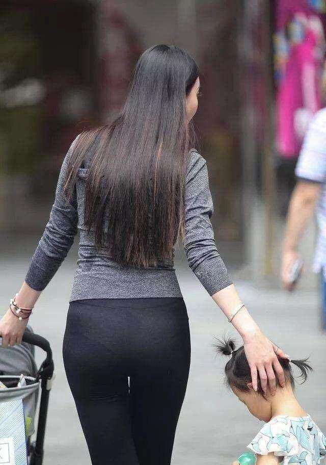 街拍: 女生都喜欢穿紧紧的衣服