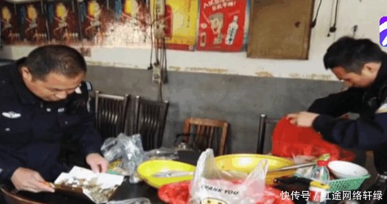 男子常在一家超市里吃面条, 随后感觉不对, 叫来警察把超市老板抓