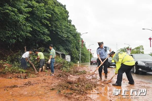 防汛期间擅自脱岗！湖南一乡镇书记、镇长同被免职