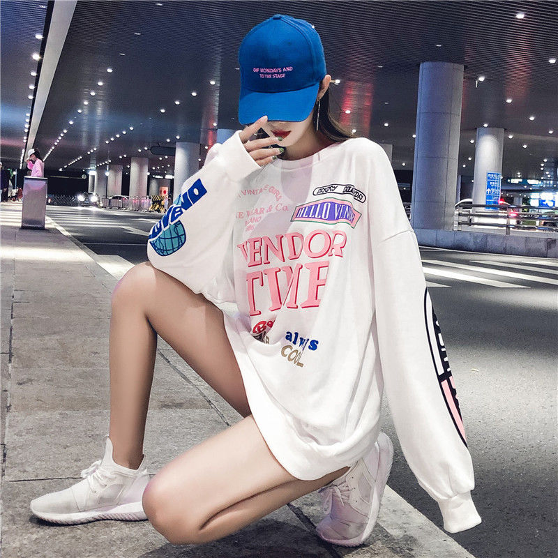 女人再漂亮，少穿裙子配打底裤，现流行“卫衣裙”，配短裤美到翻