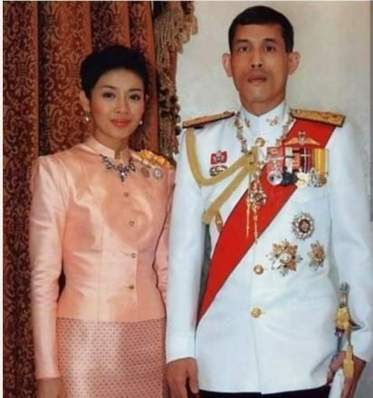  『自拍照』泰王难能可贵的车里自拍照！西拉米笑颜如花
