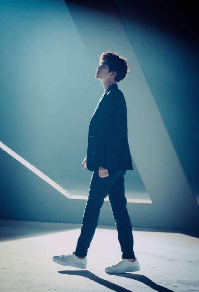 易烊千玺这一次圈粉了,西装穿出少年感,一点都不丑!