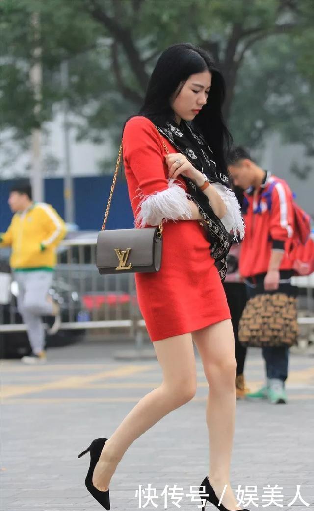 『身上穿着一』美女脚上搭配一双优雅尖头高跟鞋,她的脚部曲线看上去更加的修长