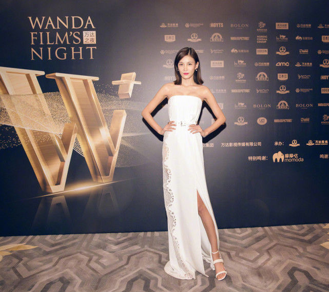 张蓝心这双长腿简直了，一身造型在远处一看，她的身高像有两米