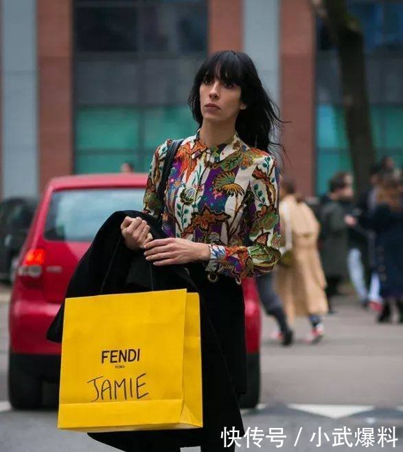 人人都有的黑色打底裤，其实这样穿更美！