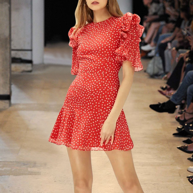 高调礼服裙让人瞩目，优雅裁剪尽显轻奢魅力，一款hold全场