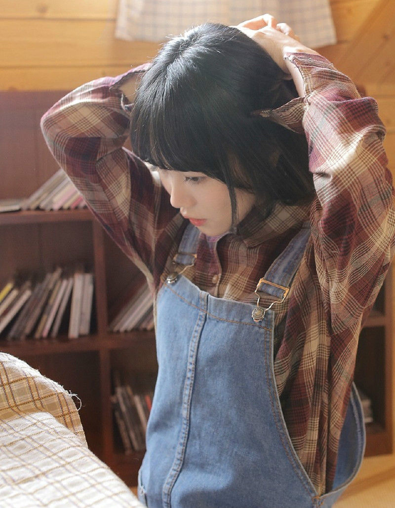 诱惑性感小妖精,修长的美腿让人流连忘返,可惜穿太多了