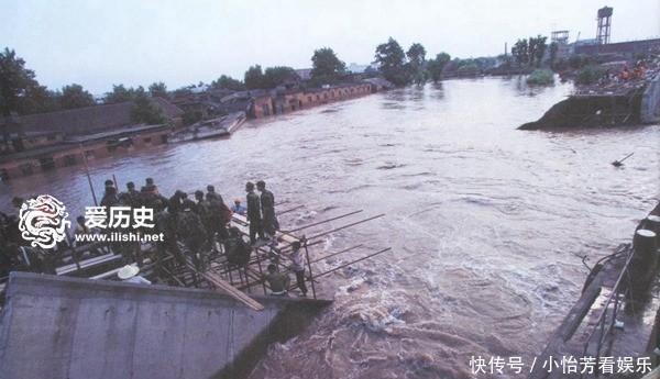 98洪灾士兵身体做堤坝 19勇士牺牲前最后照片