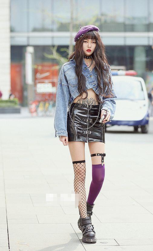 街拍：小姐姐，你确定你这条裤子不是被狗咬坏的吗？