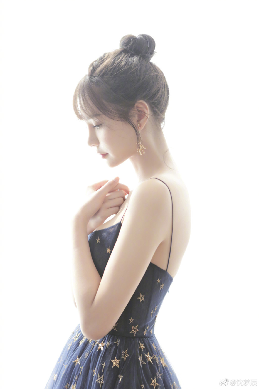 沈梦辰穿吊带连衣裙性感十足，就是露的太多，网友：杜海涛同意没