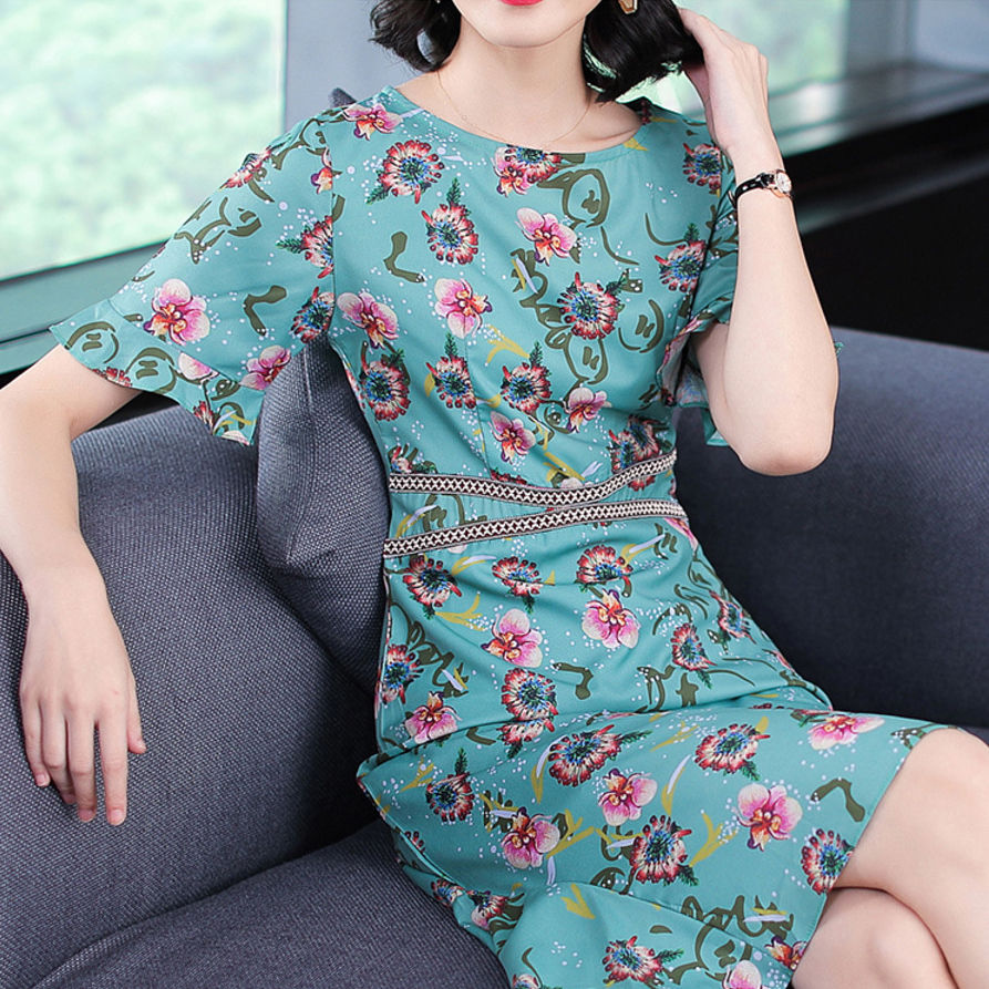 不得了!新型的“宝石蓝”连衣裙一出世就火得一塌糊涂，美极了~