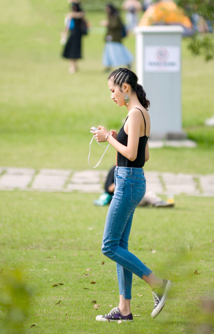 路人街拍:小个子派对穿搭,羽毛蛋糕裙修身显瘦高腰粉丝短裙