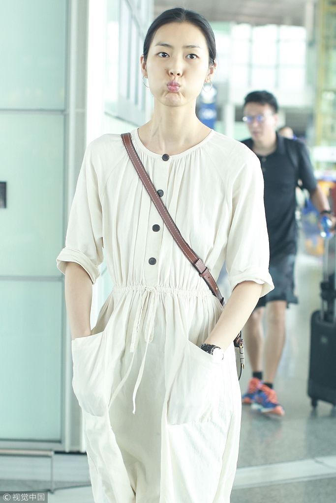 刘雯清爽短发配白色长裙女大学生既视感  对镜嘟嘴卖萌俏皮又可爱