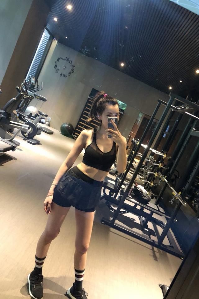 林志颖老婆陈若仪，紧身裙穿出S型好身材，臀部位置看得双眼发光